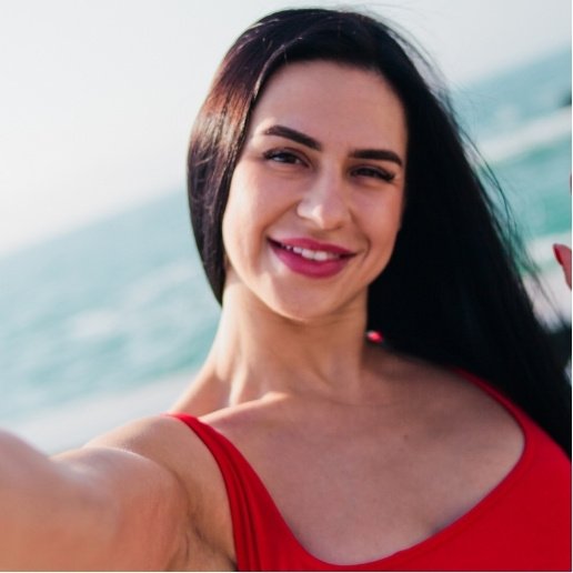 picture of lauren Brown. woman in the beach, smiling